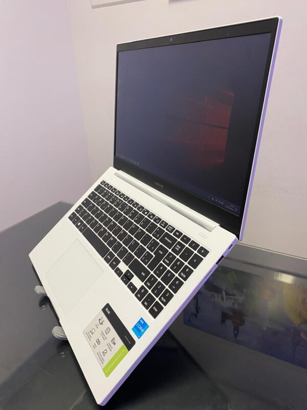 Samsung Book - i3-11°Gen - 8GB Ram - SSD 256GB Nvme - Rede 5G - Completo - Image 3