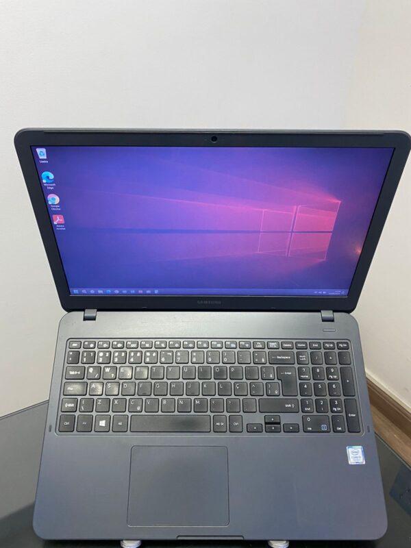 Samsung - i3-7°Geração - 4GB Ram - SSD 256GB - HD 500GB - Rede 5G - Completo