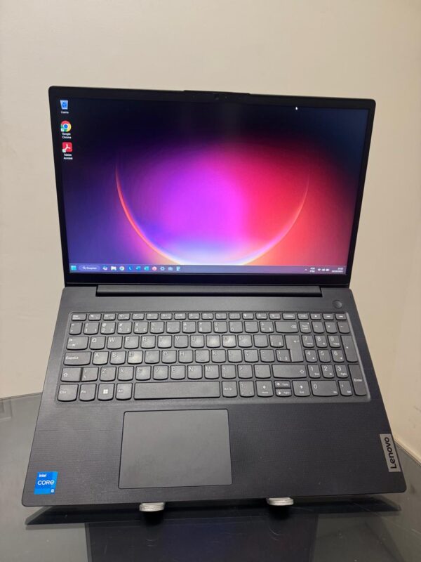 Lenovo V15 - i5-12°Gen - 16GB Ram - SSD 256GB Nvme - Rede 5G - Intel Iris Xe - Completo
