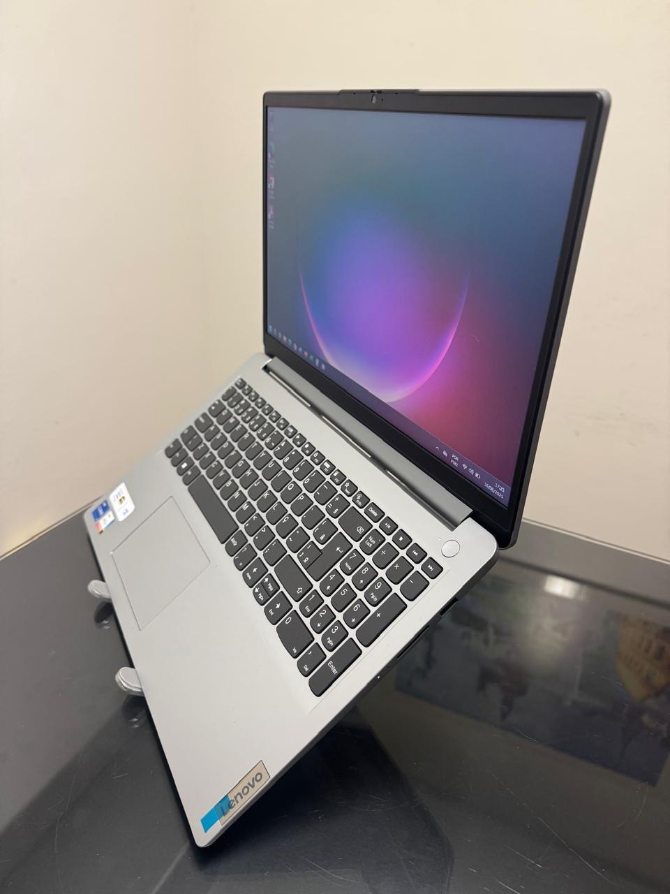 Notebook Lenovo ideapad 1 - i7-12°Gen - 12GB Ram - SSD 512GB Nvme - Iris Xe Graphics - 15,6 Polegadas - Completo - Imagem 3