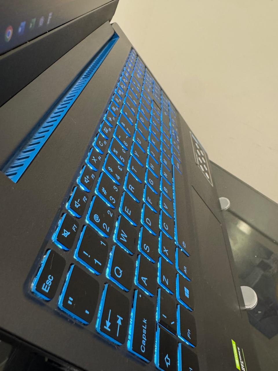Notebook Lenovo Gamer - i5 - 9º - SSD 512GB Armazenamento- NVIDIA GTX 1050-DEDICADA - RAM 16GB DDR4- 15,6 Polegadas - Tela FULL HD - Imagem 4